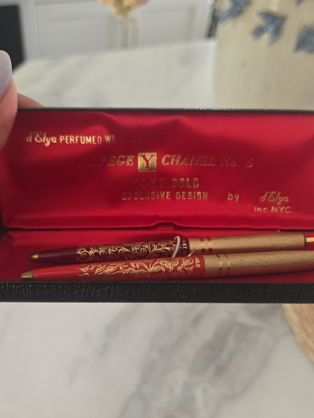 Vintage d'Elya Red & Gold Decorative Pen Set